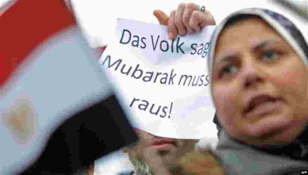 Demonstranten protestieren am Freitag (04.02.11) in Berlin - Charlottenburg mit Fahnen und einem Blatt mit der Aufschrift "Das Volk sagt: Mubarak muss raus!" gegen den aegyptischen Praesidenten Husni Mubarak. Angesichts der anhaltenden Unruhen in Aegypten