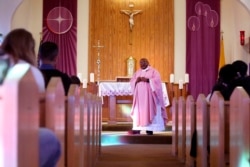 Le père Athanasius Abanulo célèbre la messe à l'église catholique Holy Family à Lanett, Alabama, le dimanche 12 décembre 2021.