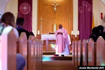 Le père Athanasius Abanulo célèbre la messe à l'église catholique Holy Family à Lanett, Alabama, le dimanche 12 décembre 2021.