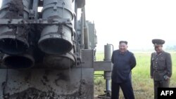 김정은 북한 국무위원장이 지난 9월 10일 초대형 방사포 시험사격을 지도하는 자리에 박정천 북한 인민군 총참모장이 서 있다.