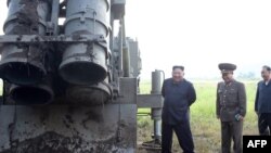 Ông Kim Jong Un đi thị sát một bệ phóng tên lửa hồi tháng 9