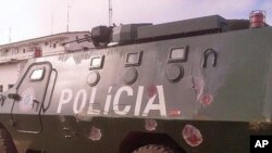 Blindado da policia de Moçambique, baleado pelos antigos guerrilheiros da Renamo, durante o raide contra a delegação do principal partido da oposição em Nampula