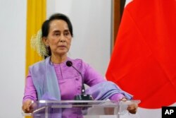 Pemimpin de facto Myanmar, Aung San Suu Kyi