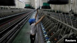 Pekerja di pabrik pemintalan benang milik perusahaan tekstil Ha Nam di kota Phu Ly, sekitar 60 kilometer selatan Hanoi. (Foto: Ilustrasi)