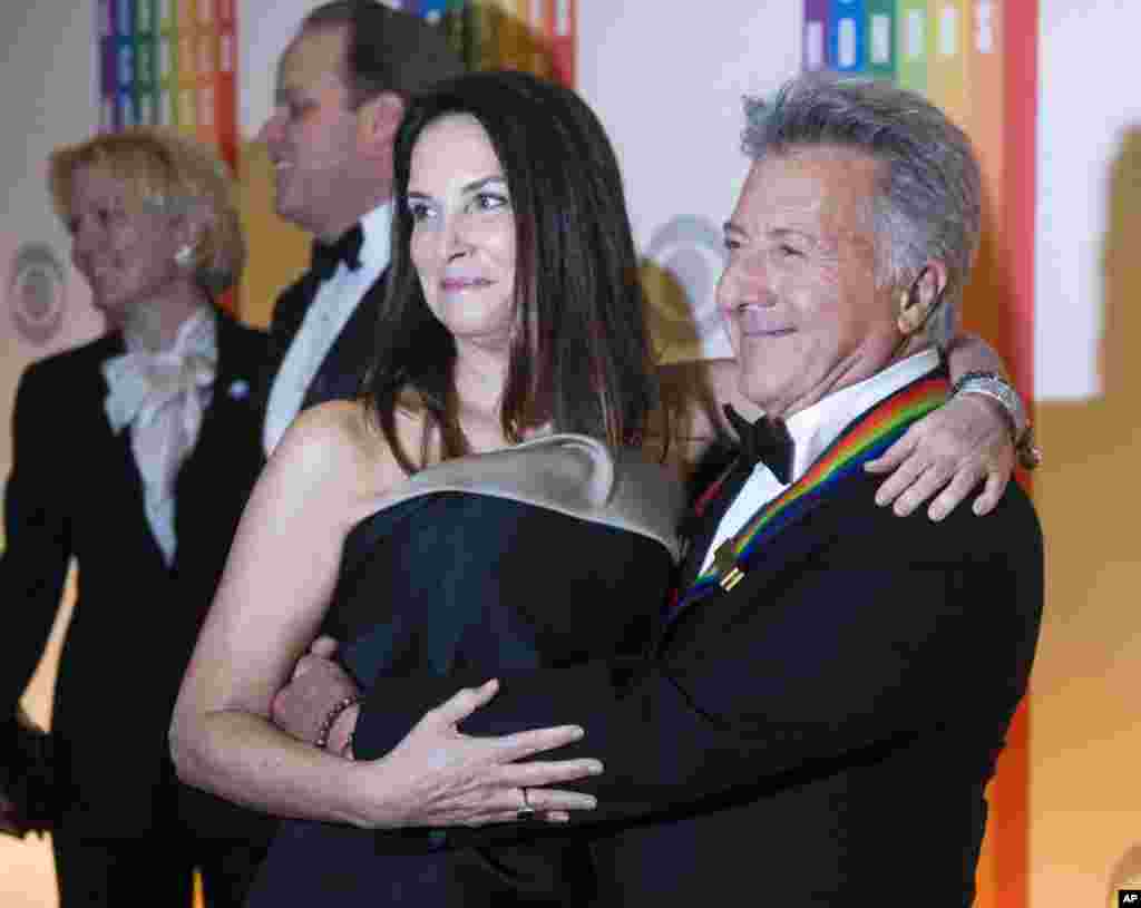 &nbsp;Dustin Hoffman llega con su esposa, Lisa, al Kennedy Center, la noche del domingo 2 de diciembre. 