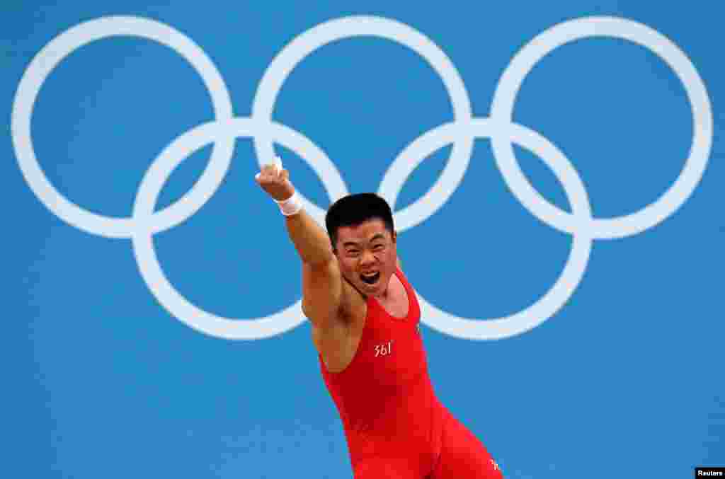 El norcoreano Un Guk Kim celebra su r&eacute;cord ol&iacute;mpico en el levantamiento de pesas, categor&iacute;a de 62 kgs.