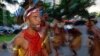 Des indigènes exécutant une danse rituelle lors d'une manifestation contre la décision du gouvernement de ne pas reconnaître la démarcation des terres des peuples indigènes de Raposa Serra do Sol, dans l'État de Roraima, Brasilia, 25 avril 2018.