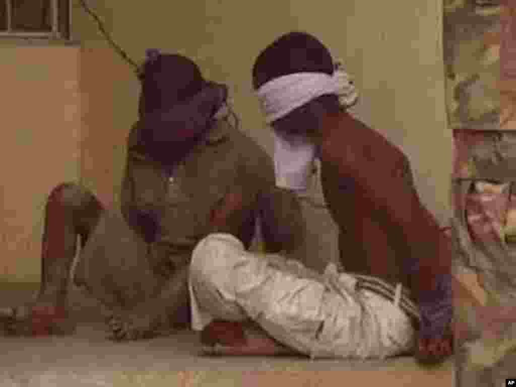 Sauran mutane biyun da suka rage da rai daga cikin wadanda ake zargin cewa su ne 'yan bindigar da suka kai farmaki a garin Tudun Wada na Jihar Kano a hedkwatar 'yan sandan Kano.