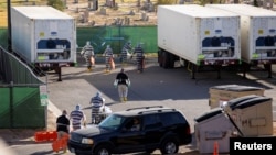 Teksas'ın El Paso ilçesinde mahkumlar cenazelerin taşınmasına yardım ediyor.