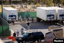 Para narapidana di tahanan El Paso County, membantu memindahkan jenazah ke trailer berpendingin yang digunakan selama lonjakan kematian akibat pandemi COVID-19, di di El Paso, Texas, AS, 14 November 2020 (foto: dok).