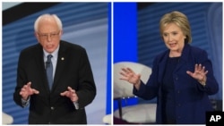 Senator Bernie Sanders (kiri) dan mantan Menlu AS Hillary Clinton dalam acara debat di Derry, New Hampshire, Rabu (3/2).