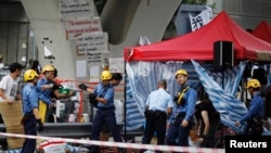 10月5日，消防人员在拆除港府前面路障。