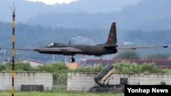 綽號“蛟龍夫人”的美國空軍U-2偵察機參加在南韓平澤市烏山空軍基地的軍演 