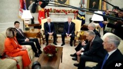 Presiden Donald Trump dan Wapres Mike Pence, bertemu para pemimpin Kongres AS di Gedung Putih untuk membahas anggaran belanja pemerintah federal, Kamis (7/12). 