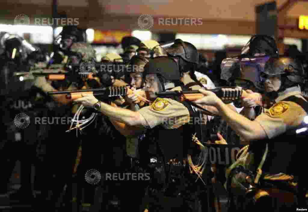 Cảnh sát chĩa súng vào người biểu tình bạo động tại Ferguson, Missouri, ngày 18/8/2014.