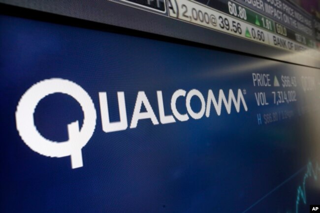 Logo Qualcomm tampak di layar Nasdaq MarketSite, di New York