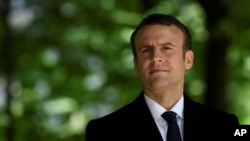 Presiden terpilih Emmanuel Macron, menghadiri upacara di Paris, untuk memperingati ulang tahun penghapusan perbudakan, 10 Mei 2017. (Eric Feferberg, Pool via AP)