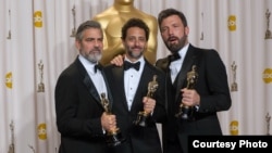 Producers George Clooney, Grant Heslov and Ben Affleck pose for the press after winning the Oscar® for best motion picture of the year for “Argo”, Feb. 24, 2013. (Photo: AMPAS)