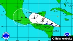 Ruta proyectada para la tormenta tropical Ernesto, de acuerdo a la ilustración de la Administración Nacional para el Océano y la Atmósfera, NOAA, de Estados Unidos.