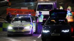 Petugas polisi berada di okasi kejadian penikaman berulang kali di Reading, Inggris, 20 Juni 2020. (Foto: REUTERS/Peter Cziborra)