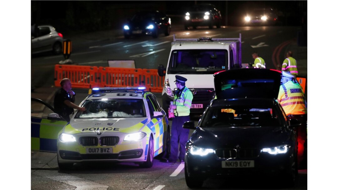 Petugas polisi di tempat kejadian perkara di Reading, Inggris, 20 Juni 2020. (Foto: Reuters/Peter Cziborra)