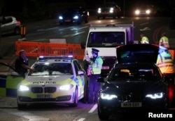Petugas polisi di tempat kejadian perkara di Reading, Inggris, 20 Juni 2020. (Foto: Reuters/Peter Cziborra)