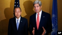 ລັດຖະມົນຕີ​ຕ່າງປະ​ເທດ​ສະຫະ​ລັດ ທ່ານ John Kerry (ຂວາ) ແລະ ເລຂາທິການ​ໃຫຍ່​ຂອງສະຫະ​ປະຊາ​ຊາດ ທ່ານ Ban Ki-Moon ຖະແຫລງຂ່າວຮ່ວມກັນ ຢູ່​ນະຄອນຫຼວງ​ໄຄ​ໂຣ ຂອງ​ປະ​ເທດ​ອີ​ຈິບ ເມື່ອ ວັນທີ 21 ກໍລະກົດ 2014. 