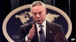 Colin Powell s'exprime lors d'une conférence de presse au Département d'Etat à Washington, le 17 septembre 2001. 