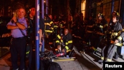 Сотрудники противопожарной службы Нью-Йорка на месте взрыва. Манхэттен, Нью-Йорк. 17 сентября 2016 г.