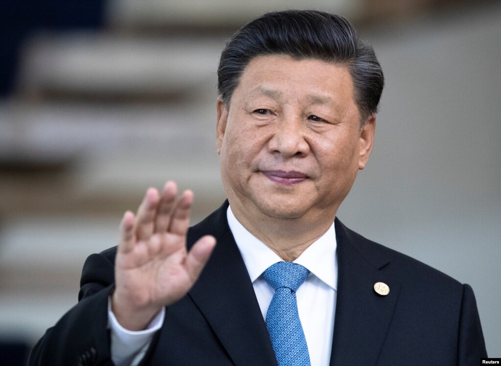 2019年11月14日，中国国家主席习近平在巴西的巴西利亚参加金砖国家峰会前向媒体致意。(photo:VOA)