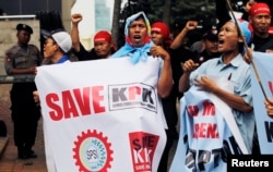 FILE - Protesters shout slogans during a rally to support the Corruption Eradication Commission (KPK) outside the KPK office in Jakarta, Oct. 8, 2012.