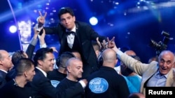 Penyanyi Palestina Mohammed Assaf setelah memenangkan final musim kedua "Arab Idol" di daerah Zouk Mosbeh, sebelah utara Beirut (22/6). (Reuters/Mohammed Azakir)