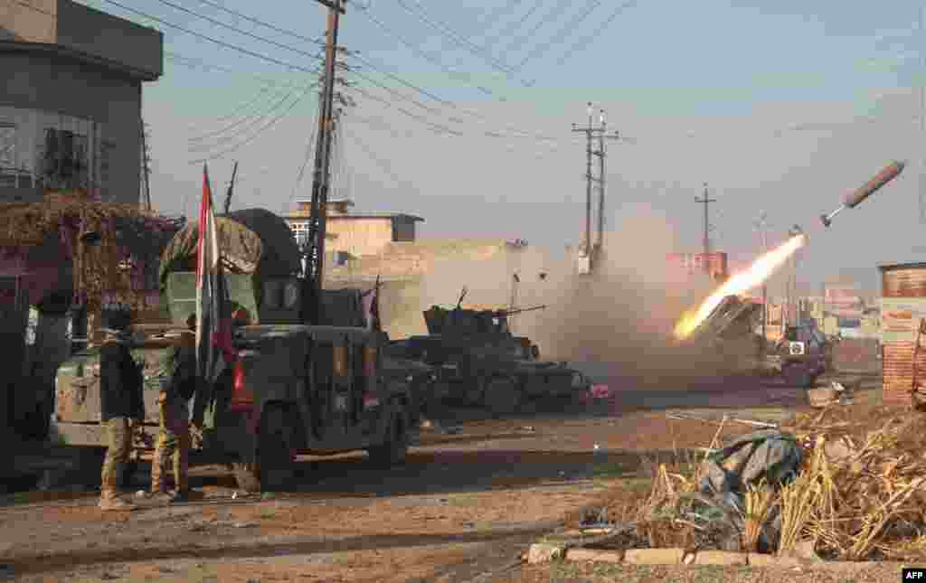 Iraqi forces launch a rocket in Mosul&#39;s eastern Al-Intisar neighborhood during an ongoing military operation against Islamic State (IS) group jihadists.