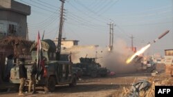 Pasukan Irak meluncurkan roket di kawasan timur Mosul Al-Intisar saat berlangsungnya operasi militer yang terhadap ISIS, 30 Desember 2016. (AFP PHOTO / AHMAD AL-RUBAYE)