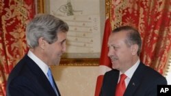 Sakataren Ma'aikatar harkokin wajen Amurka John Kerry da Firai Ministan Turkiya Recep Tayyip Erdogan,