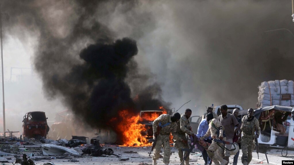 Wanajeshi wa Somalia wakiwaondowa walojeruhiwa katika shambulio baya la Mogadishu, Oct 14, 2017