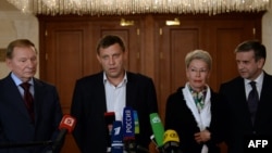 5일 벨로루시 공화국 민스크에서 우크라이나 휴전 협상에 참가한 대표들이 휴전 합의를 공식 발표하고 있다.