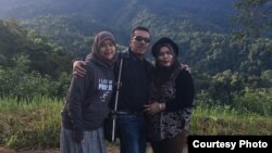 Vicha Annisa dan orang tua di Indonesia (Dok: Vicha Annisa)