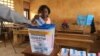 Une électrice participe au choix des députés, à Yaoundé le 9 février 2020. (VOA/Emmanuel jules Ntap)