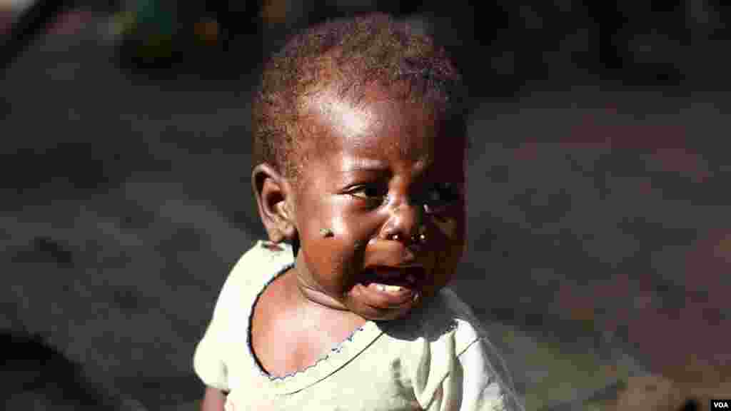 A ragged child cries out for food at Bossangoa&#39;s packed Catholic mission, where over 36,000 people have sought refuge from violence, Nov. 10, 2013. (Hanna McNeish for VOA)