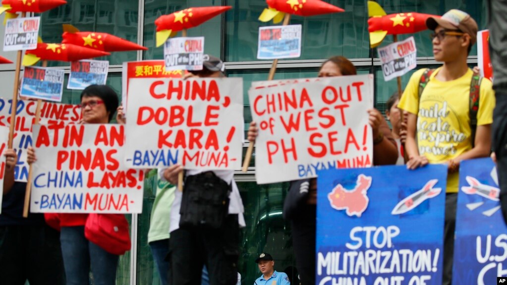 Các nhà hoạt động bảo vệ môi trường biểu tình trước toà Lãnh sự quán Trung Quốc tại Philippines, phản đối việc nước này bị nghi lắp đặt hệ thống tên lửa trên các đảo nhân tạo thuộc quần đảo Trường Sa, ngày 24 tháng 01 năm 2017. 