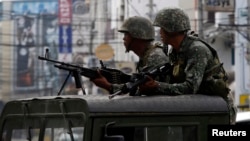 Binh sĩ Thủy quân lục chiến Philippines chặn một con đường tại thành phố Zamboanga ở miền nam Philippines, ngày 15/9/2013.