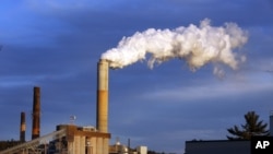 지난 20일 미국 뉴헴프셔 주 보우 시의 화학연료공장 굴뚝에서 연기가 나고 있다.