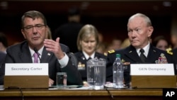 美国防部长卡特（左）与参谋长联席会议主席邓普西在华盛顿国会参议院军事委员会的听证会上讨论美国打击伊斯兰国组织的努力。（2015年7月7日）