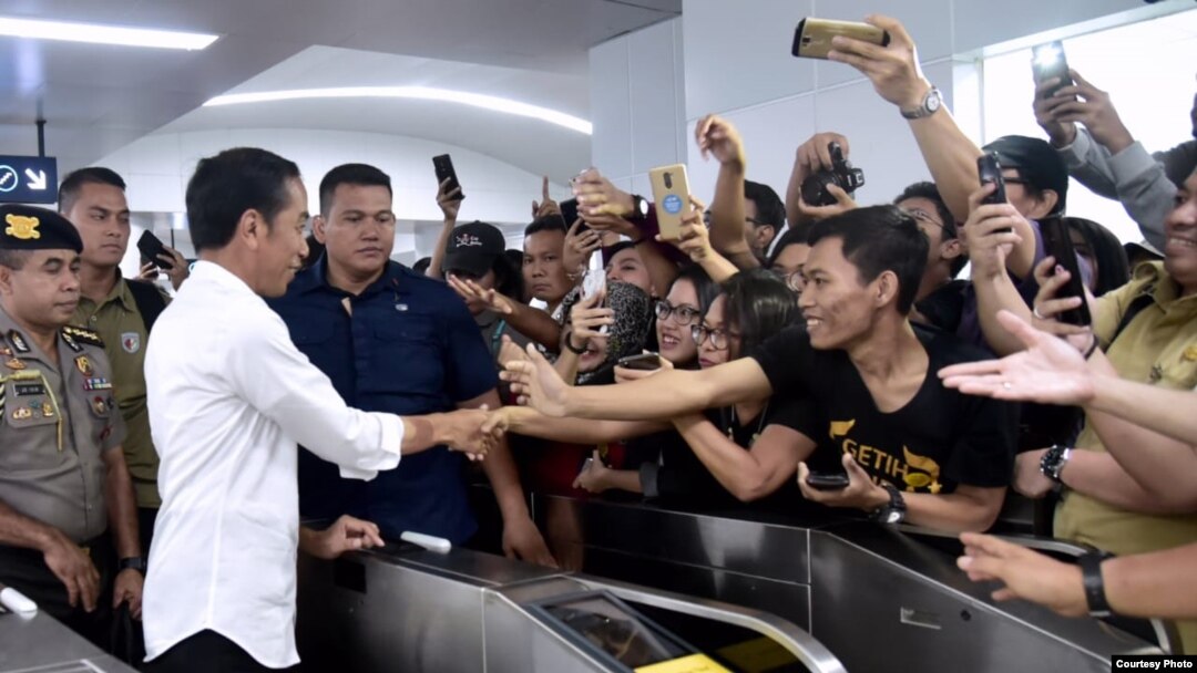 Presiden Jokowi menyalami warga saat uji coba naik MRT dari Stasiun Bundaran HI-Lebak Bulus, di Jakarta, Selasa (19/3) (Foto: Biro Pers Sekretariat Presiden).