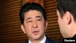 Thủ tướng Nhật Bản Shinzo Abe nói chuyện với các phóng viên báo chí ở Tokyo về vụ Triều Tiên phóng tên lửa hôm 29/11/2017.