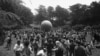 1967年6月，嬉皮士们聚集在旧金山的金门公园，庆祝夏季的到来