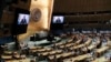 Suasana ruang Sidang Majelis Umum PBB, saat penayangan video rekaman pesan Presiden Afrika Selatan Cyril Ramaphosa ditayangkan, 23 September 2021. (Spencer Platt/Pool Photo via AP)