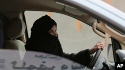 SauFILE - Aziza Yousef drives a car on a highway in Riyadh, Saudi Arabia, March 29, 2014, as part of a campaign to defy Saudi Arabia's ban on women driving. Carmakers hoping to sell more cars in Saudi Arabia are applauding the king's order to draw up new 