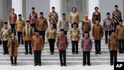 Tổng thống Indonesia Joko Widodo (hàng đầu, giữa) cùng với các bộ trưởng trong nội các mới sau lễ tuyên thệ nhậm chức tại dinh Tổng thống ở Jakarta, Indonesia, ngày 27/10/2014.